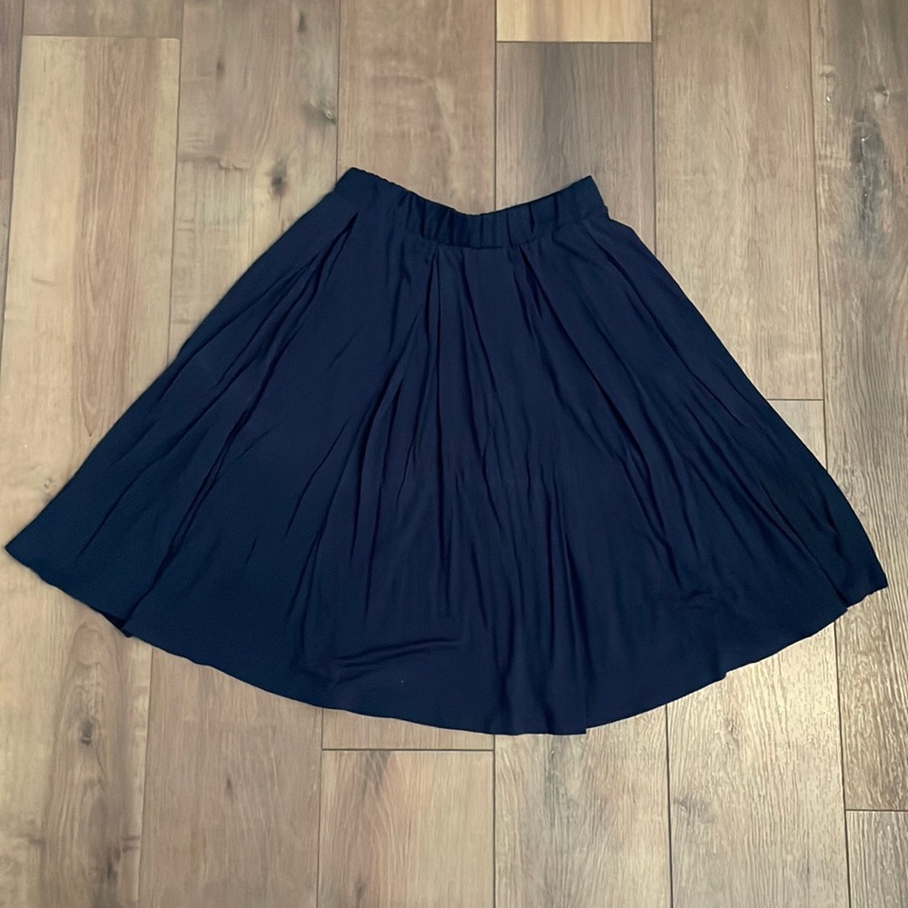 Navy blue pleated skirt with pockets. Lularoe Madison size small